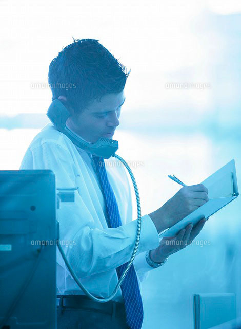 電話をしながらメモを取る外国人ビジネスマン の写真素材 イラスト素材 アマナイメージズ