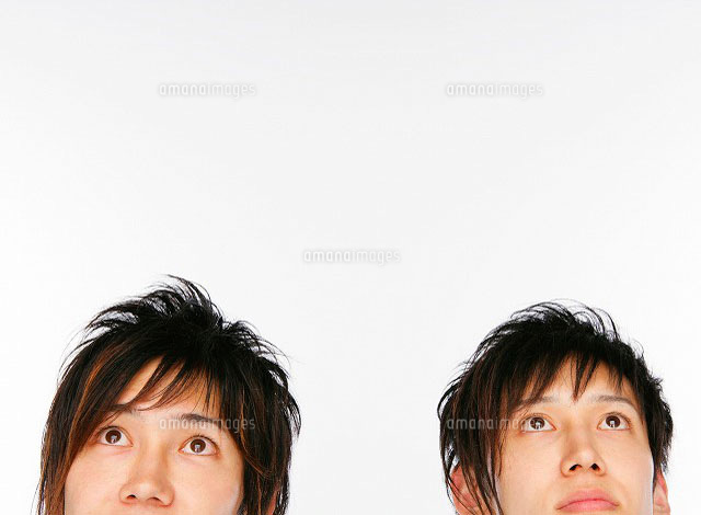 上を向く２人の日本人男性[11004023177]の写真素材・イラスト素材 ...