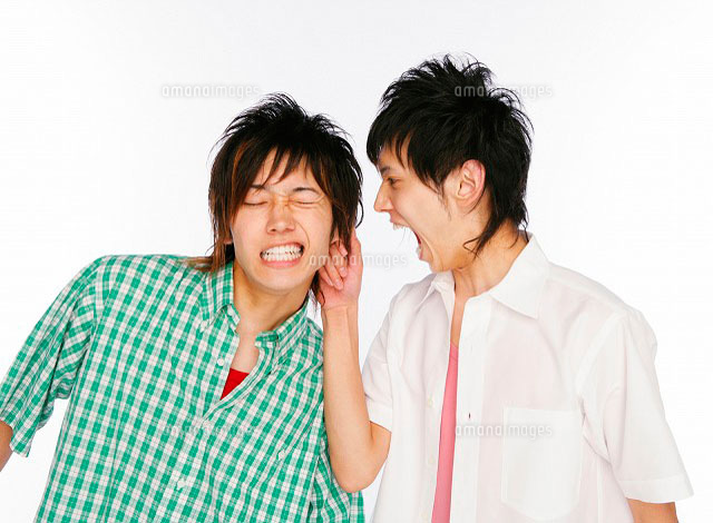 相手の耳元で叫ぶ日本人男性 の写真素材 イラスト素材 アマナイメージズ