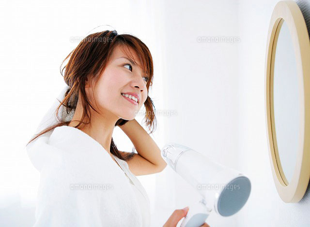 鏡を見てドライヤーで髪を乾かす日本人女性 の写真素材 イラスト素材 アマナイメージズ