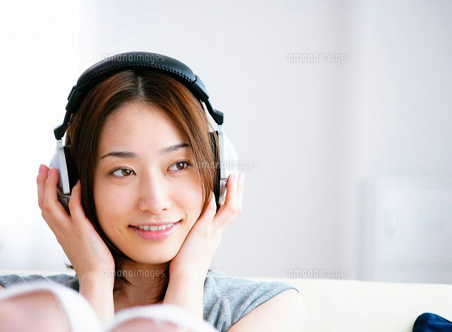 音楽を聴く日本人女性 の写真素材 イラスト素材 アマナイメージズ 音楽を聴く日本人女性 の写真素材 イラスト素材 アマナイメージズ