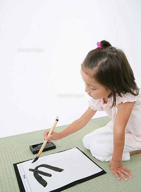 畳に座り書道をする外国人の女の子 の写真素材 イラスト素材 アマナイメージズ