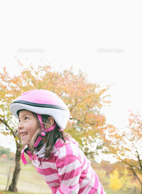 ヘルメットをかぶっている女の子 の写真素材 イラスト素材 アマナイメージズ
