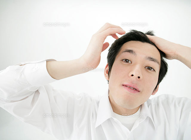髪を整える男性 の写真素材 イラスト素材 アマナイメージズ