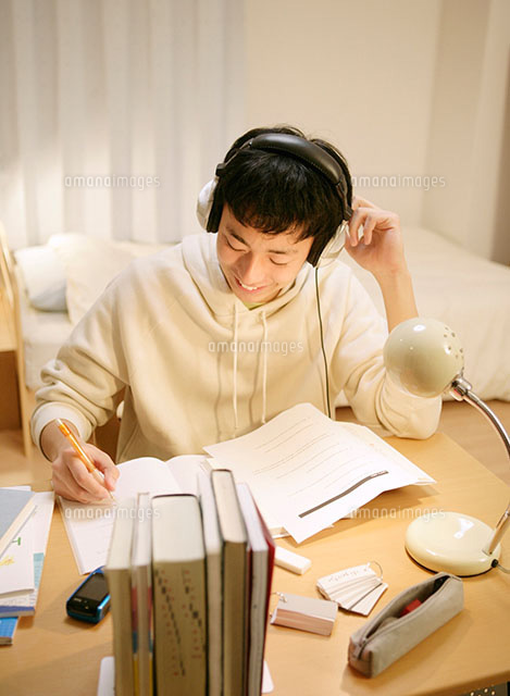 ヘッドフォンをつけて勉強する学生 の写真素材 イラスト素材 アマナイメージズ