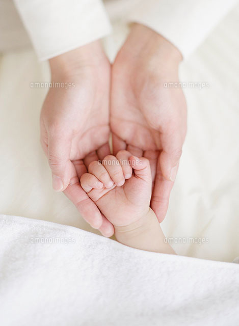お母さんと子供の手 の写真素材 イラスト素材 アマナイメージズ