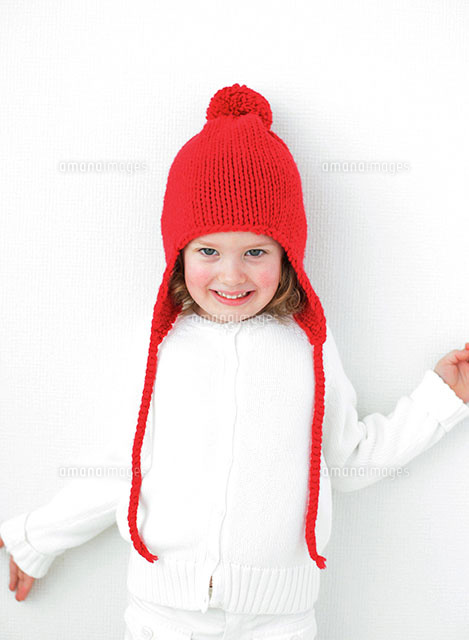 赤いニット帽をかぶった女の子 の写真素材 イラスト素材 アマナイメージズ