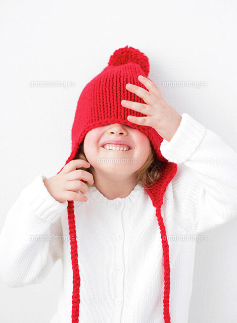 赤いニット帽をかぶった女の子 の写真素材 イラスト素材 アマナイメージズ