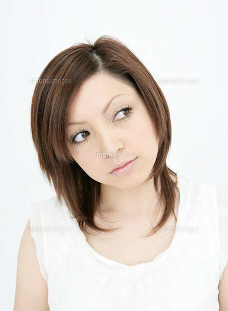 首を傾げる女性 の写真素材 イラスト素材 アマナイメージズ