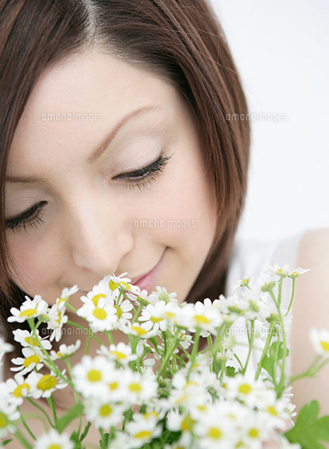 花の香りを嗅ぐ女性 の写真素材 イラスト素材 アマナイメージズ
