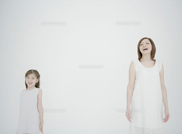 白いワンピースを着た女性と女の子 の写真素材 イラスト素材 アマナイメージズ