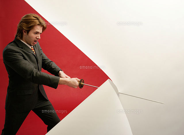 白い紙を日本刀で切り裂くビジネスマン の写真素材 イラスト素材 アマナイメージズ