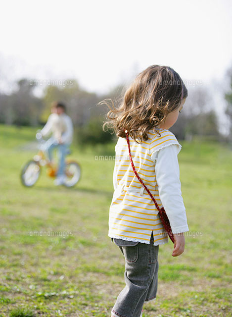女の子と自転車の男の子のシルエット の写真素材 イラスト素材 アマナイメージズ