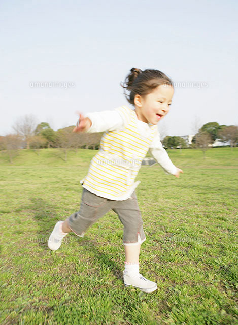 両手を広げて走る女の子 の写真素材 イラスト素材 アマナイメージズ