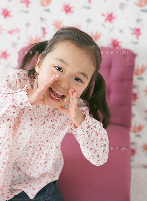 大声で叫ぶ女の子 の写真素材 イラスト素材 アマナイメージズ