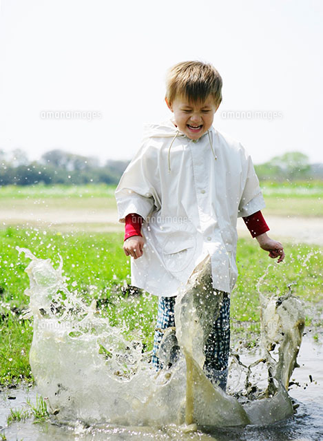 水たまりで遊ぶ男の子 の写真素材 イラスト素材 アマナイメージズ