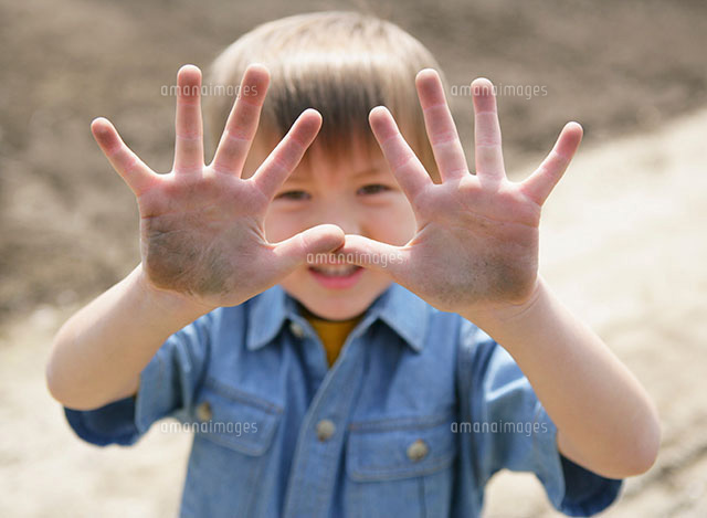 汚れた手のひらを広げる男の子 の写真素材 イラスト素材 アマナイメージズ
