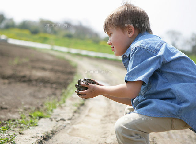 横向き顔の男の子 の写真素材 イラスト素材 アマナイメージズ