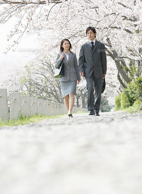 桜並木を歩くビジネスマンとol の写真素材 イラスト素材 アマナイメージズ