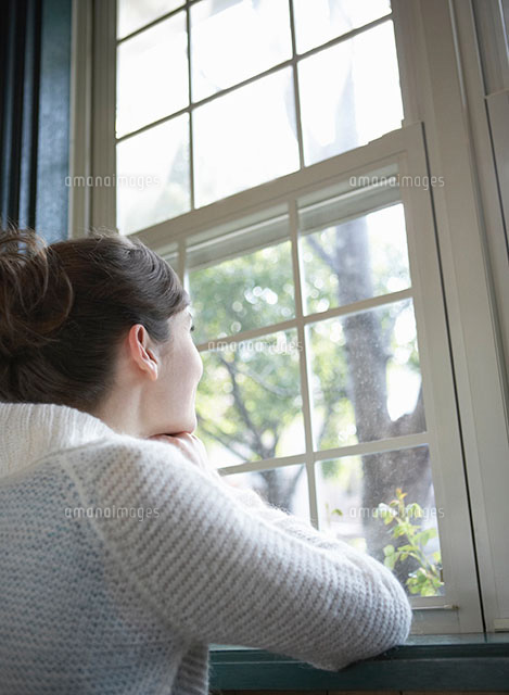 窓から景色を眺める女性 の写真素材 イラスト素材 アマナイメージズ