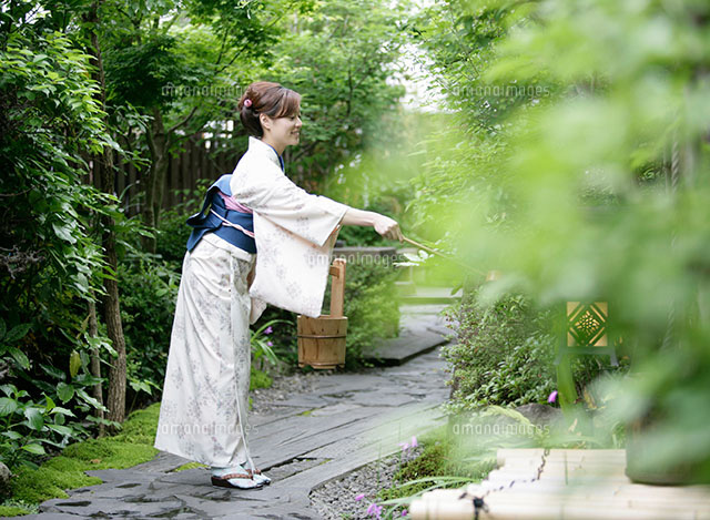 打ち水をする着物姿の女性 の写真素材 イラスト素材 アマナイメージズ