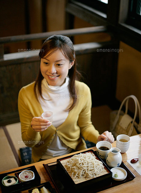蕎麦を食べる女性 の写真素材 イラスト素材 アマナイメージズ
