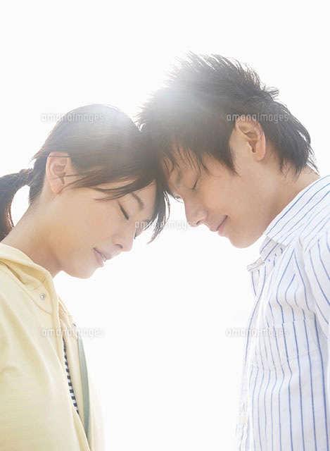 頭をつけるカップル 11004027902 の写真素材 イラスト素材 アマナイメージズ