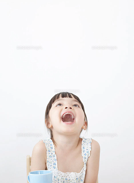 裸で座る子供の後ろ姿 の写真素材 イラスト素材 アマナイメージズ