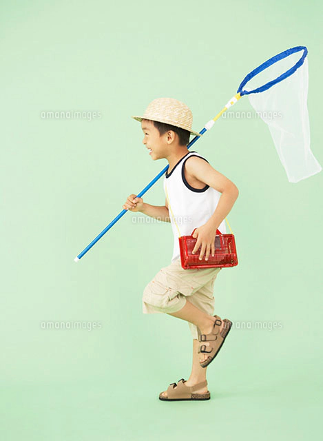 裸で座る子供の後ろ姿 の写真素材 イラスト素材 アマナイメージズ