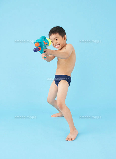 裸で座る子供の後ろ姿 の写真素材 イラスト素材 アマナイメージズ