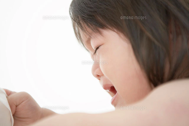 裸で座る子供の後ろ姿 の写真素材 イラスト素材 アマナイメージズ