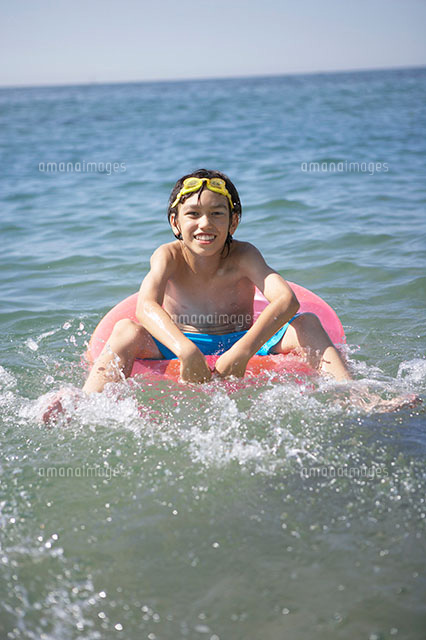 浮き輪に乗る男の子 の写真素材 イラスト素材 アマナイメージズ