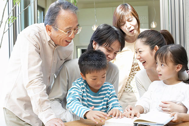 裸で座る子供の後ろ姿 の写真素材 イラスト素材 アマナイメージズ