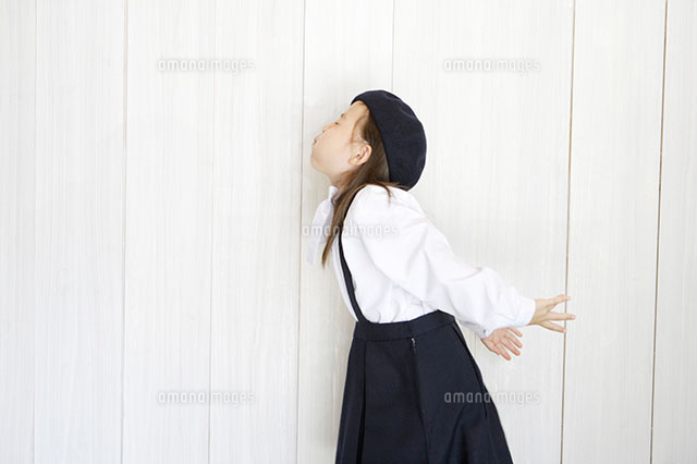 頬を膨らます女の子 の写真素材 イラスト素材 アマナイメージズ