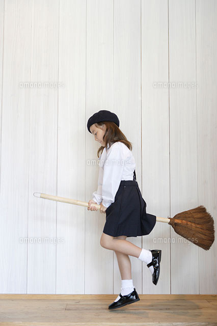 ほうきで遊ぶ女の子 の写真素材 イラスト素材 アマナイメージズ