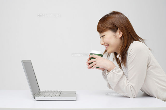 ノートパソコンの画面を見つめる女性 の写真素材 イラスト素材 アマナイメージズ