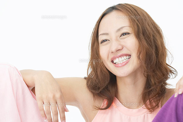 前の二人の肩に手を置く笑顔の若い女性 の写真素材 イラスト素材 アマナイメージズ