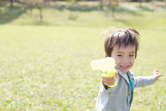 水鉄砲を持った男の子 の写真素材 イラスト素材 アマナイメージズ