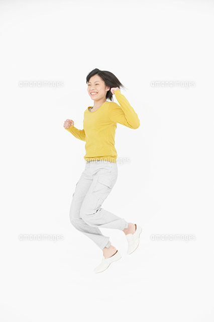 ジャンプをする日本人女性 の写真素材 イラスト素材 アマナイメージズ