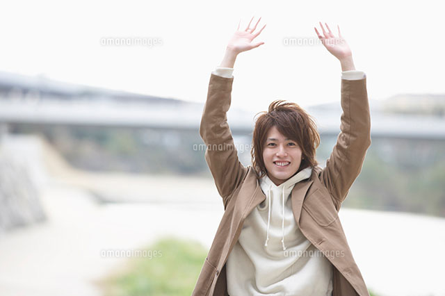 両手をあげる男性 の写真素材 イラスト素材 アマナイメージズ