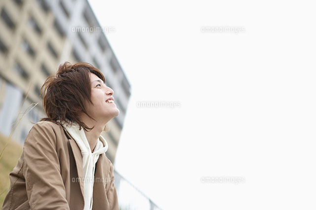 上を見上げる男性 の写真素材 イラスト素材 アマナイメージズ 上を見上げる男性 の写真素材 イラスト素材 アマナイメージズ