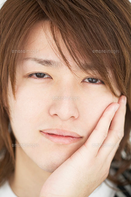 目を細めて見つめる男性 の写真素材 イラスト素材 アマナイメージズ