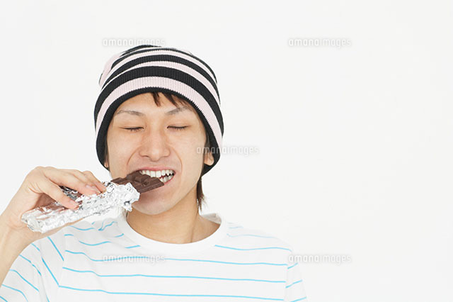 チョコレートを食べる男性 の写真素材 イラスト素材 アマナイメージズ