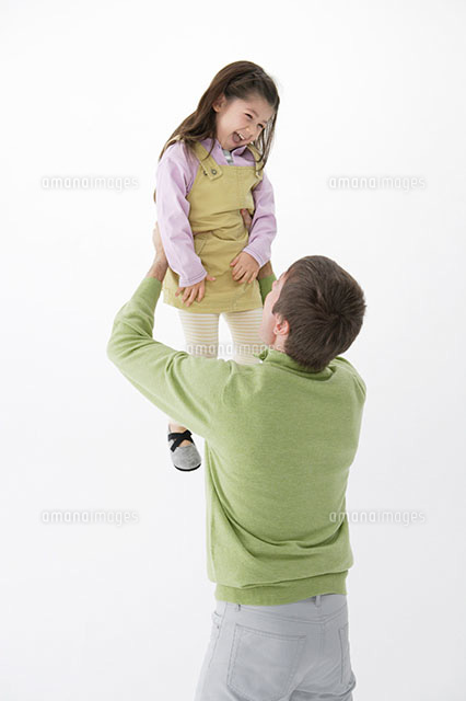 父親に高い高いをしてもらう娘 の写真素材 イラスト素材 アマナイメージズ