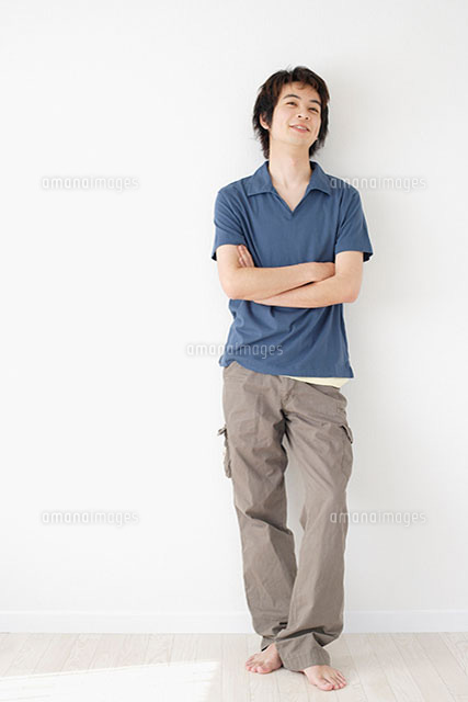 腕を組んで立つ日本人男性 の写真素材 イラスト素材 アマナイメージズ