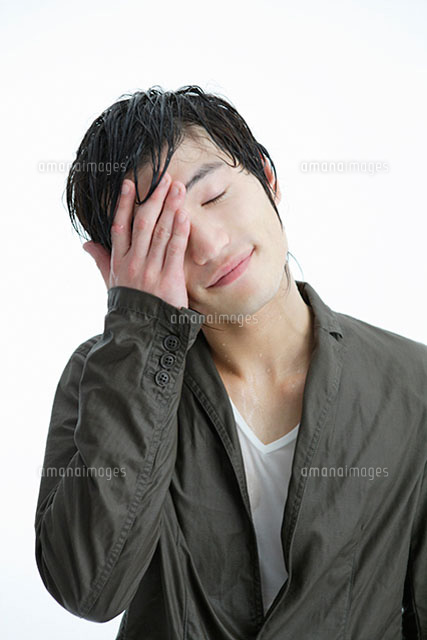 髪が濡れた日本人男性 の写真素材 イラスト素材 アマナイメージズ