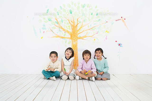 絵の前に座る子供達 の写真素材 イラスト素材 アマナイメージズ