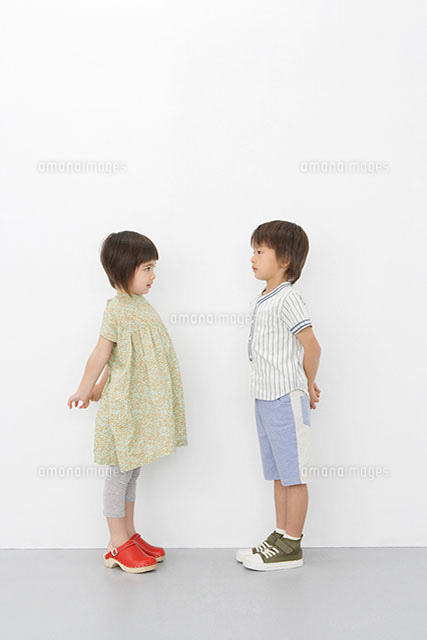 向かい合うふたりの子供 の写真素材 イラスト素材 アマナイメージズ