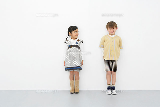 並んで立つふたりの子供 の写真素材 イラスト素材 アマナイメージズ