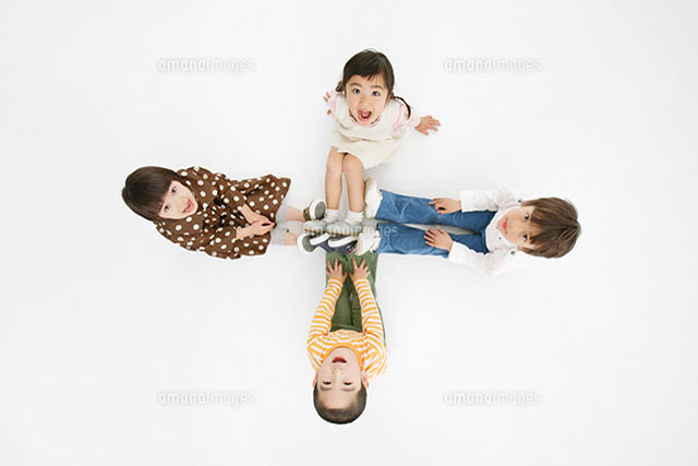 上を見上げる子供達 の写真素材 イラスト素材 アマナイメージズ